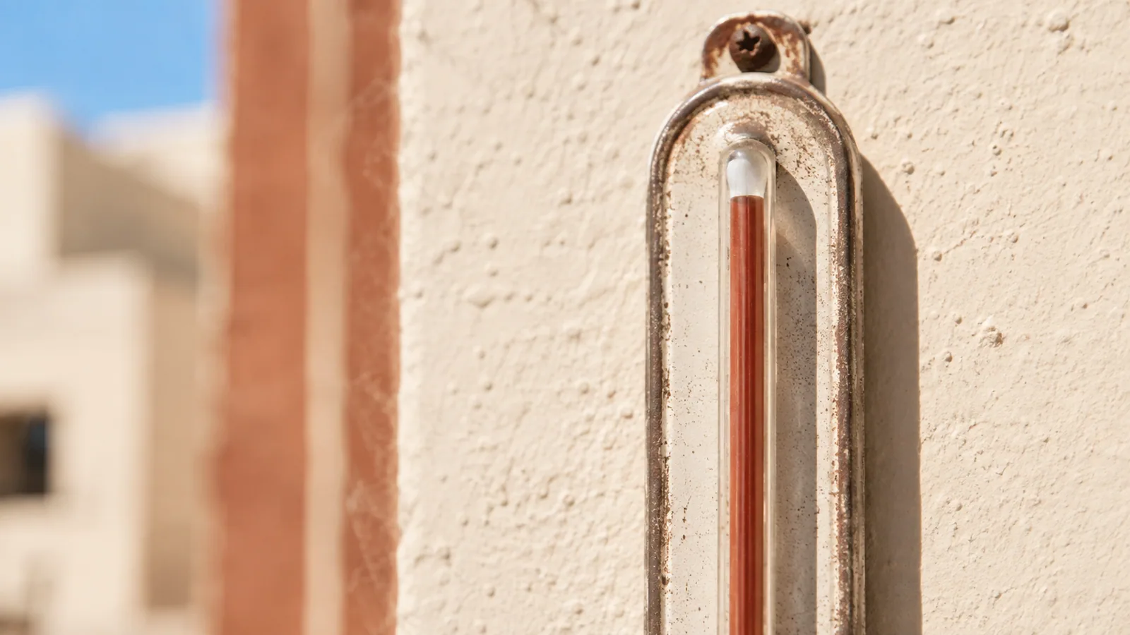 7월 말 사흘 연속 40도 폭염과 역대 최고기온 경신을 상징하는 태양·온도계 모티프의 종이 콜라주 일러스트.